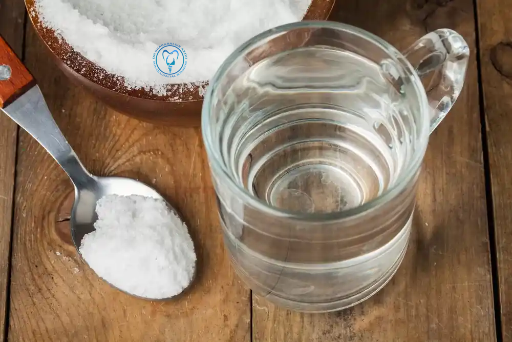 استفاده از آب نمک بعد از ایمپلنت دندان